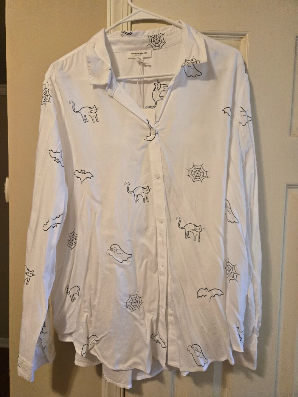 Beachlunchlounge white cotton button up shirt XL with black cats, bats, & ghosts